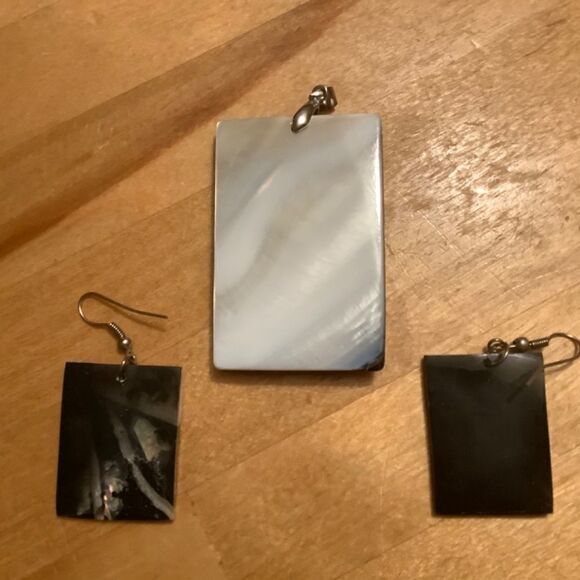 ABALONE SHELL PENDANT EARRINGS SET​​ - Picture 3 of 10